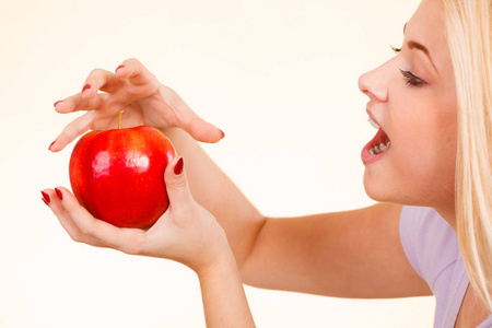 水果 食品 维生素 良好的健康营养概念的来源。幸福的女人抱着美味的红苹果，想吃口