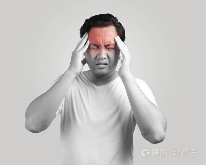 年轻的亚裔男子穿着白衬衫头疼.黑白相间.关闭正文肖像