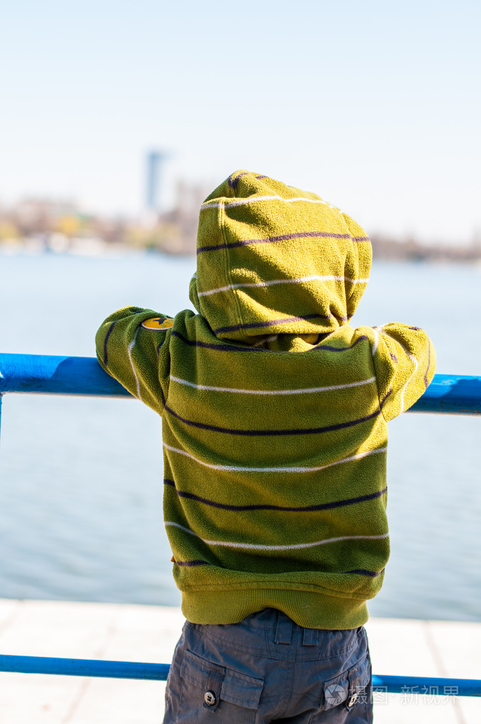 孤独的孩子看着别处