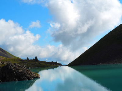 俄罗斯湖和阿尔泰山脉风景如画的景色