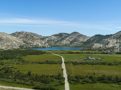 路与湖山风景