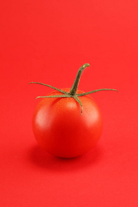 在红色背景的西红柿。意大利健康素食食品概念与西红柿