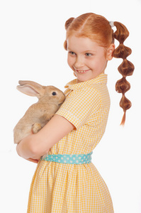 一只兔子在手中的小女孩