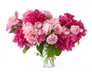 大束的牡丹和白玫瑰插在花瓶里上白色孤立照片