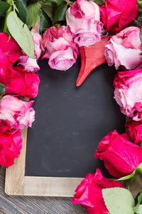 桌子上的红色和粉色的玫瑰花框架