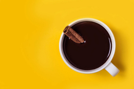 热巧克力杯肉桂.暖冬或秋饮概念照片