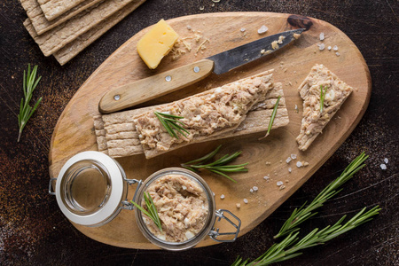 金枪鱼头配鸡蛋, 奶酪在罐子和脆面包。鱼 rillette, 健康小吃, 饮食食品