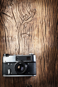 老木桌上的旧测距仪相机