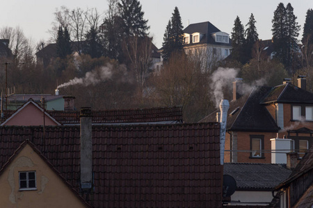 南德国东部春季历史建筑烟囱烟雾