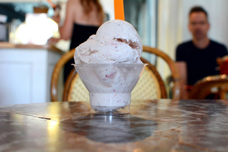 桌上杯草莓冰淇淋