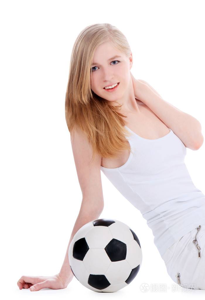 足球球坐在白色的年轻女性