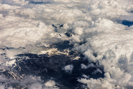 意大利阿尔卑斯山和 cloudscape 空中平面视图上方