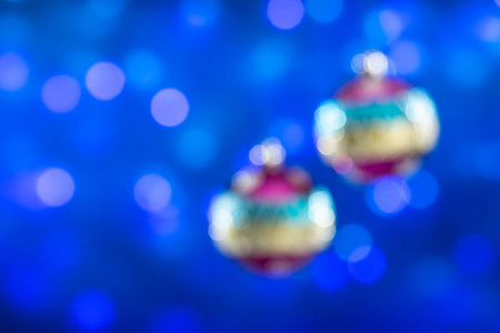 背景蓝色星空的圣诞节球高模糊图片