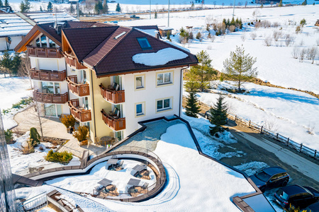 Saalbach, 奥地利。2018年3月20日。美丽的冬季滑雪胜地, 阳光明媚的露台, 人们在山中间的寒冷和舒适的地方