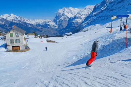 滑雪滑雪下坡在高山克莱恩 Scheidegg 站在瑞士