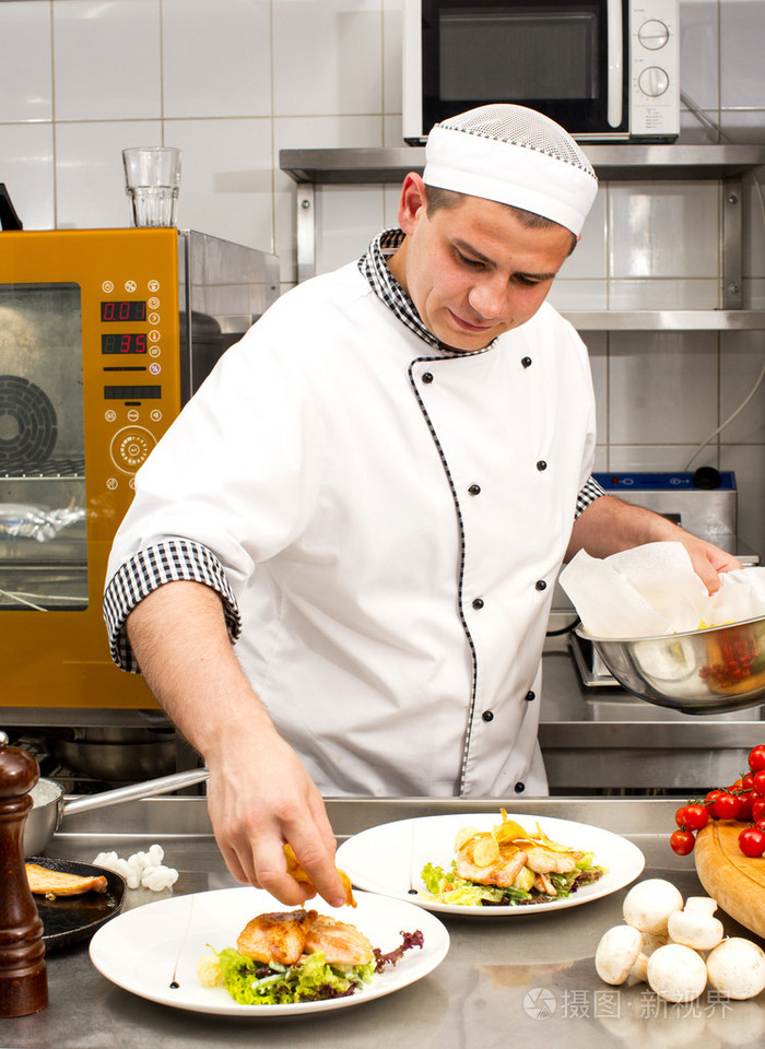 在厨房里做饭的厨师