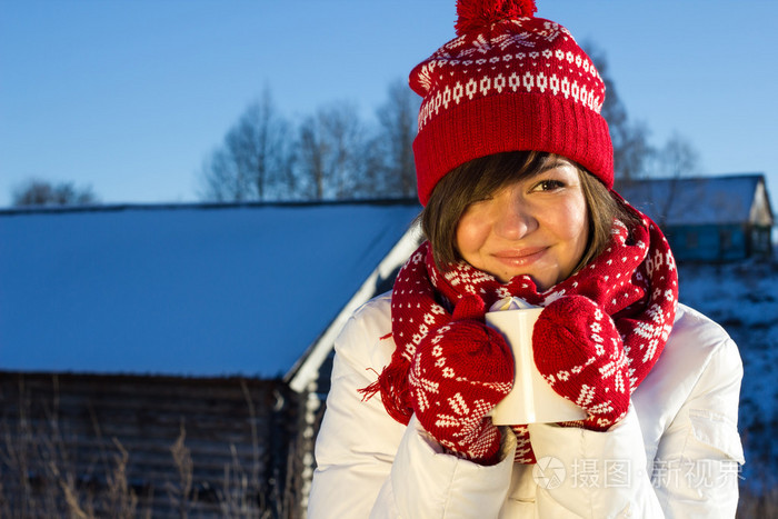 冬姑娘端着杯热巧克力的肖像