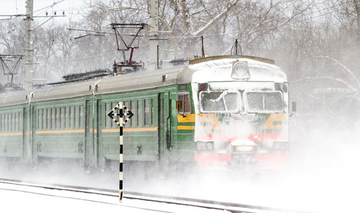 旅客列车在雪中