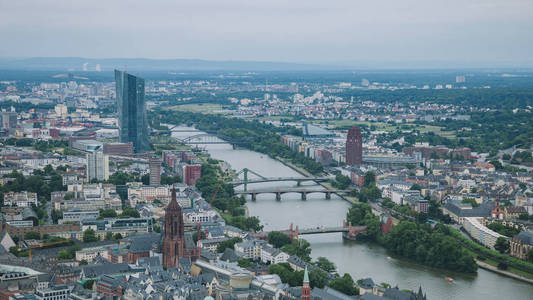 德国法兰克福主要河流和建筑物上的桥梁鸟瞰图