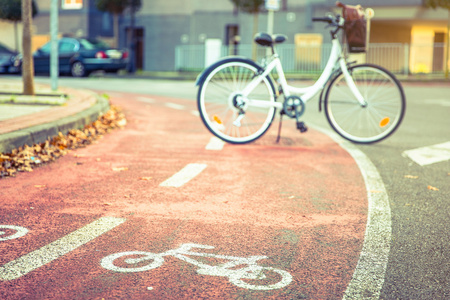 在街头自行车车道与自行车自行车道路标志