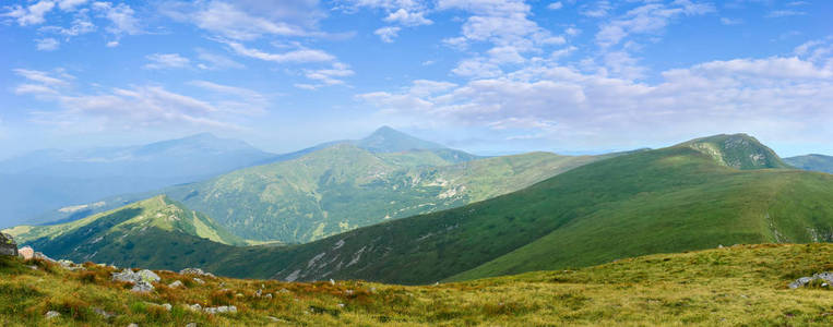 山脉的宽广的全景 Chornohora 与它的马刺在夏天, 在在的