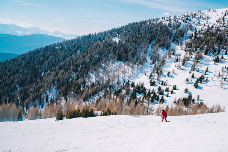 Saalbach, 奥地利。2018年3月20日。年轻人滑雪在山滑雪胜地