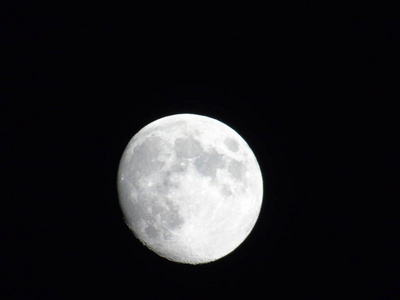 一个惊人的标题, 整个城市的月光在夜晚在夏季的一些云和雾