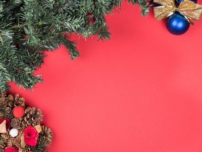 美丽的圣诞节花圈与圣诞树和地球红色背景