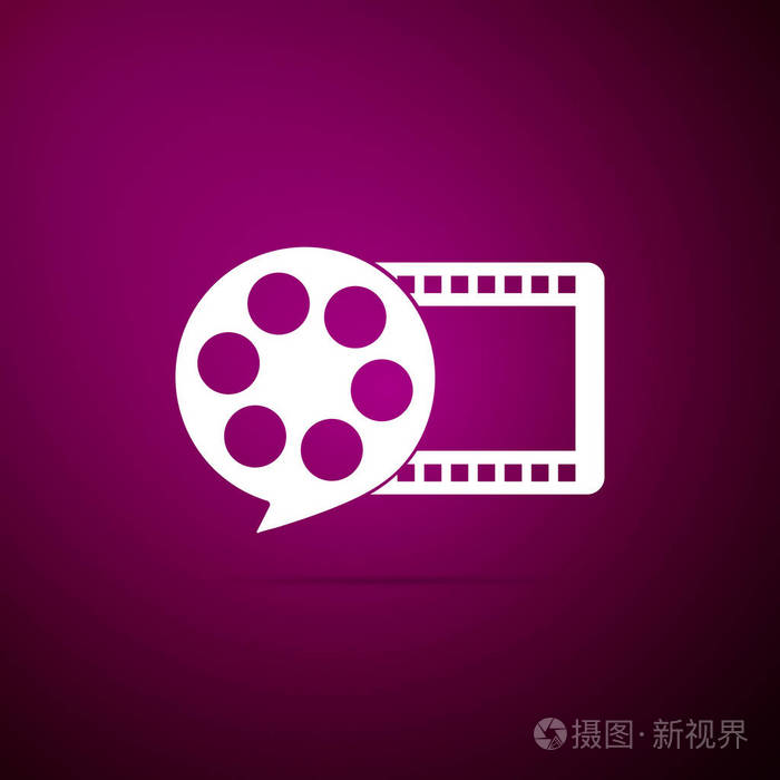 电影卷轴和播放视频电影电影的图标在紫色背景下隔离.平面设计.