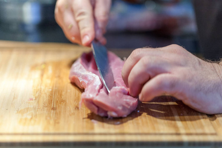 用刀在木制切板上制作美味的自制猪肉里脊肉