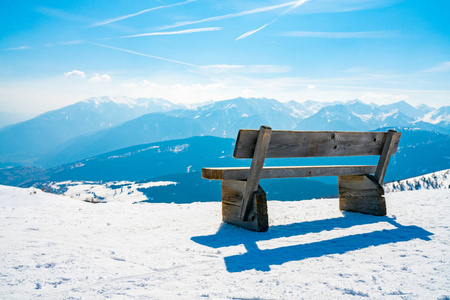 Saalbach, 奥地利。2018年3月20日。美丽的冬季滑雪胜地, 阳光明媚的露台, 人们在山中间的寒冷和舒适的地方