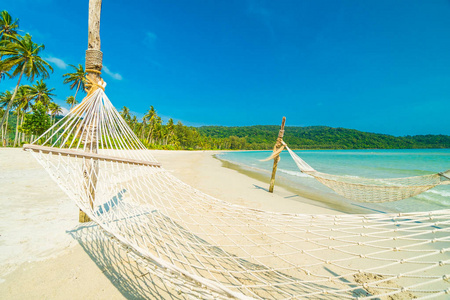 吊床与美丽的自然热带海滩和海与 cocon