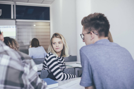 漂亮的白种女孩高中 studenttalking 与她的同学