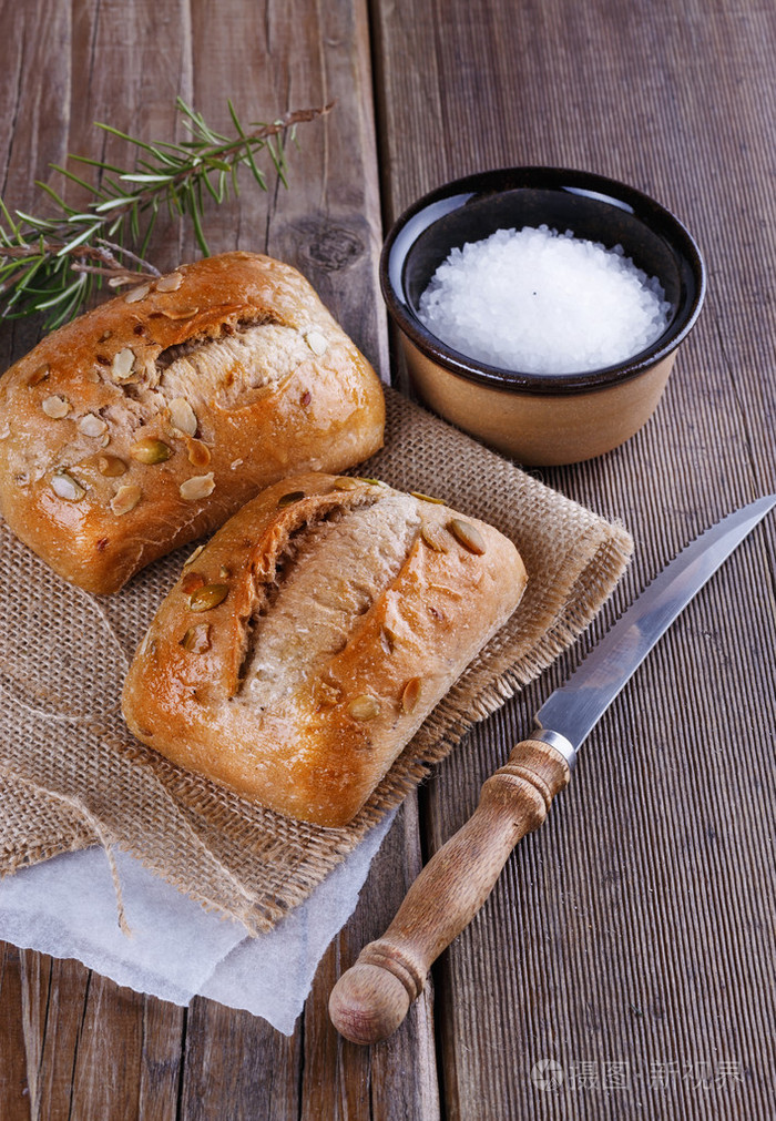 恰巴塔面包上仿古木制背景