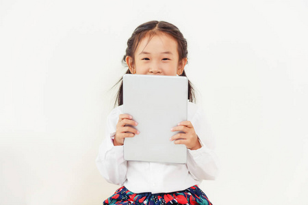 小快乐的孩子在白色背景与平板电脑。童年生活