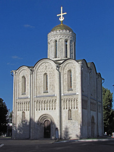 Dmitrovsky 教会在1191年被修造了在白色石头 Vsevolod 王子之下并且装饰了600圣徒动物和植物的浮雕。俄罗