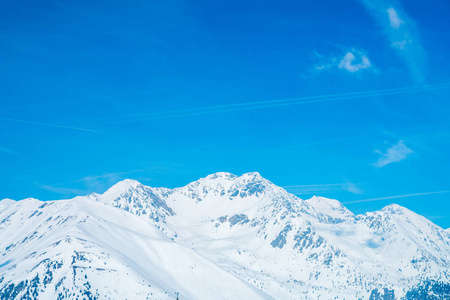 令人惊叹的冬季滑雪胜地山景与滑雪斜坡和强大的山脉