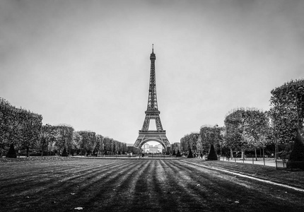 巴黎的埃菲尔铁塔在雨季的傍晚时分。黑白照片