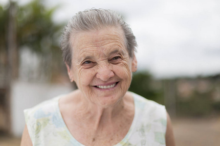 农村老太太一个快乐的祖母肖像一个微笑的老太太的肖像照片
