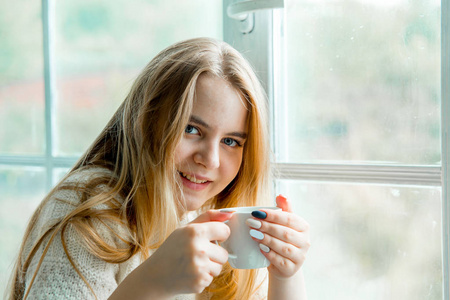 生病的年轻女子感冒和流感在家里