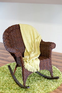 木藤椅与绿色的地毯图片