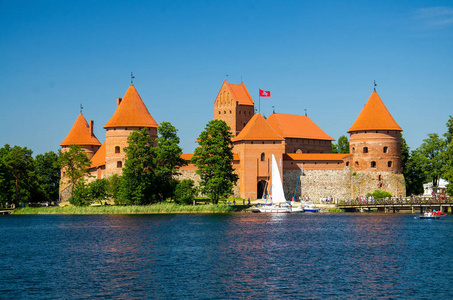 中世纪哥特式特拉凯海岛城堡与石墙壁和塔与红色平铺屋顶在 Galve 湖, 立陶宛