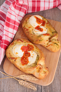 面包与奶酪和番茄