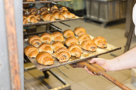 在德国南部的一家面包店里, 在一个有着金色棕色美味颜色的烤箱里烤糕点和面包