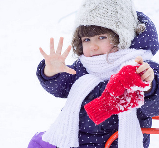 关闭了冬天肖像的快乐的孩子女孩浑身沾满了雪在冬天下雪森林或花园里散步。季节性的户外活动