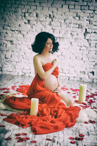 红色雪纺披肩美丽的怀孕女人的画像