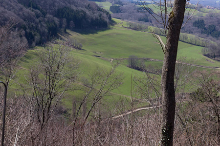 在德国南部的山区景观在复活节春天在一个阳光明媚的蓝天天