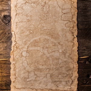 老式木制背景上的空白纸张