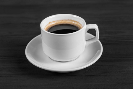 黑咖啡在白色杯子在黑木头背景