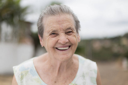 一个快乐的祖母肖像一个微笑的老太太的肖像